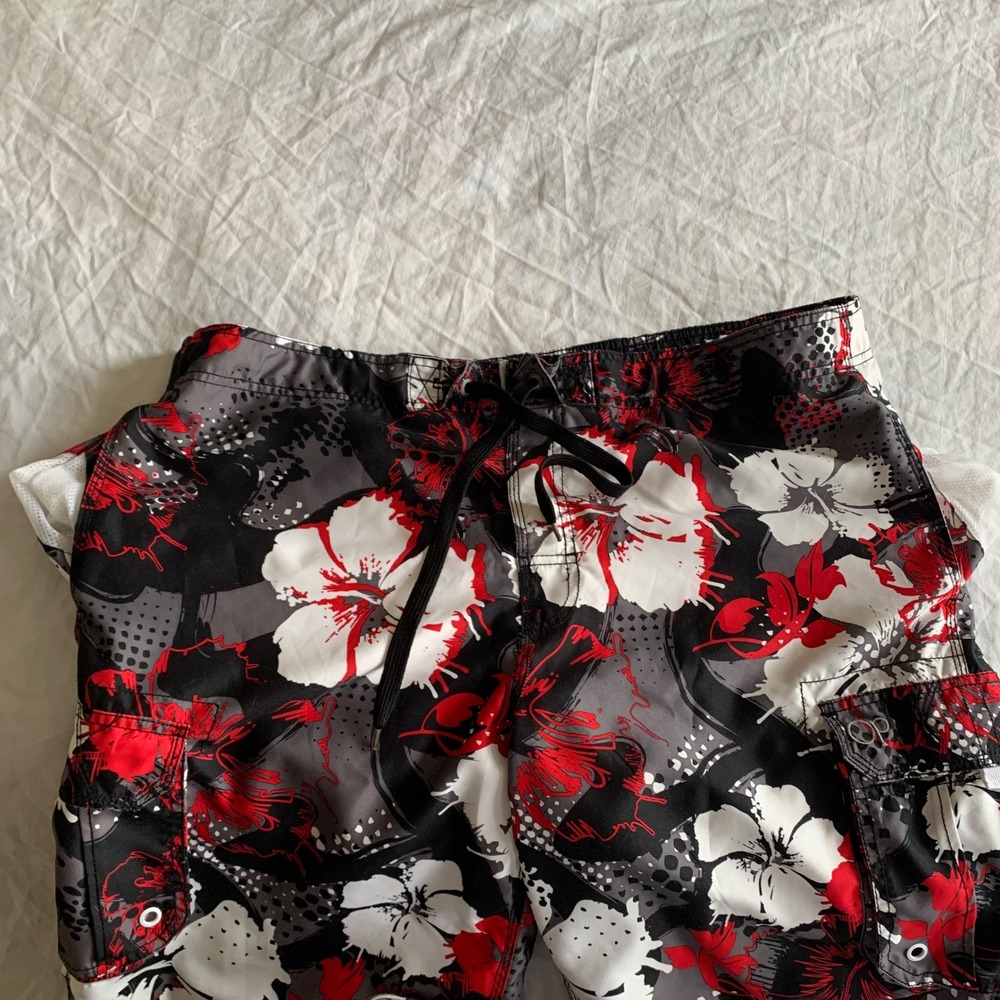 OP Size L Board Shorts Black Red White Hibiscus Floral Mesh Lined Cargo Trunks - Picture 7 of 8